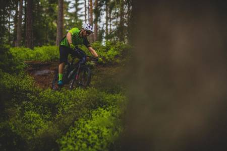 NED HER: Kristoffer H. Kippernes trer Whyte S-120C RS ned en trang passasje. Foto: Mathias Marley.