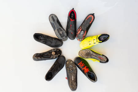 SKOHJUL: Vi har testet fem par treningssko til klikkpedaler. Med klokka fra midten nederst: Birk Team Mtb, Giro Cylinder, Fi’zi:k X5 Terra, Gaerne G Laser og Shimano XC5. Foto: Kristoffer H. Kippernes.