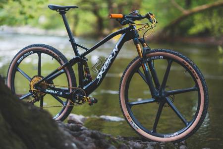LETT FRA FAGERNES: Skør’ns desiderte toppmodell til terrengritt har fjærlette og stive karbonhjul, topp demperenheter og gyldne detaljer. Bygget er signert Wubbo Boiten.