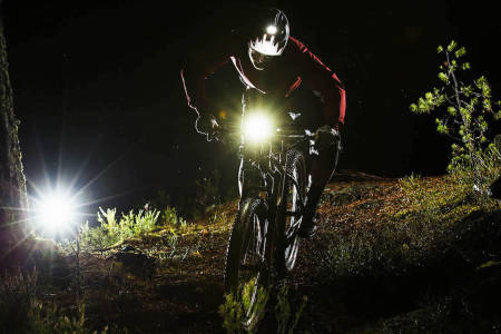 FORLENGER SESONGEN: En god lykt kan være avgjørende om du vil fortsette å sykle etter at høstmørket kommer. Foto: Snorre Veggan.