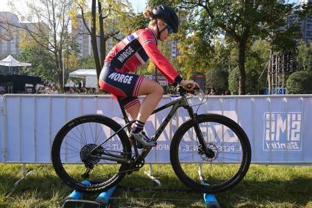 Anna Stray Rongve bruker balanserulle til oppvarming før ritt, men innendørs er det en Wahoo Snap og verdenscup på YouTube som gjelder. Foto: Vegard Utne