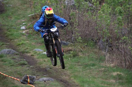 Hilde Sangeland Strædet kaster ikke bort tida. Vinterskogen er på sitt beste uten snø, mener norgesmesteren i utfor 2015. Foto: Ketil Smith