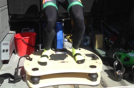 Vibrasjonsplattformen bidrar til at rytterne kommer kjappere ut når startskuddet går, og dermed sikrer seg bedre posisjon inn i terrenget. Foto: Bent Rønnestad