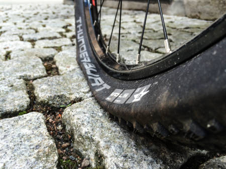 TOMT FOR LUFT: Alle må av med dekka en gang i blant. Stort sett er det er for å bytte en punktert slange. Foto: Christian Nerdrum