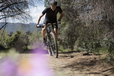 RITTKLAR: Programleder Øyvind Aas sparker i gang andre sesong av Rittklar med noen heftige bakkeintervaller på sti. Foto: Christian Nerdrum