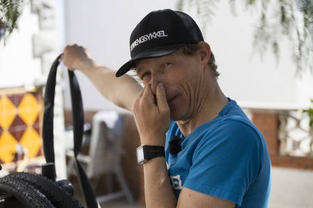 UT MED SLANGEN: Redaktør Øyvind Aas er ingen stor fan av slanger når han skal sykle ritt. Derfor sykler han slangeløst. Foto: Christian Nerdrum