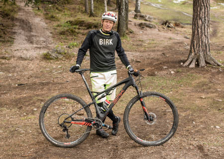 LETT FORSKNING: Redaktør Øyvind Aas sjekker om det er tid å spare med en lett contra tung sykkel. Foto: Christian Nerdrum