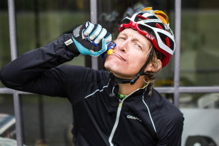 NÆRINGSVETT: Folk er forskjellig, og ikke alle klarer å tømme i seg tube etter tube med gel under et tøft ritt. Her gjelder det å bli kjent med egen kropp og gane. Bilde: Christian Nerdrum