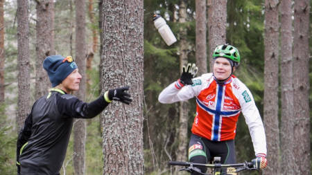 STILIG: Kan dette være den ultimate måten å overlevere drikkeflasken på? Foto: Christian Nerdrum