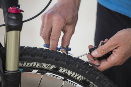 LAPPESAKER: Det finnes noen smått geniale triks for lapping av dekk uten slange. Foto: Christian Nerdrum
