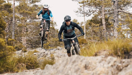 VM-BYEN: Utforveteran og nå endurokonge Espen Johnsen står for guidingen i Bergen. Henrik Ulleland følger etter.