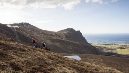 INNAFOR: De fleste ingredienser som kreves for at noe skal kunne kalles episk er krysset av for denne turen. Programleder Henrik Ulleland og lokale Martin Rødahl på ettermiddagstur til luftige Sjurvarden. Bilde: Magnus Roaldset Furset