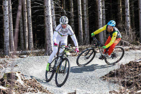 MYK FOR HARDTAIL: Gunn-Rita leder an i OL-replikaen på Jæren, og Aslak Mørstad gjør sitt beste med å holde følge gjennom en syrebefengt treningsøkt. Foto: Christian Nerdrum