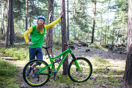 FLYTPOLITIET: Det ruller mye dyre sykler der ute som ikke kommer til sin rett på grunn av sløve eiere. Aslak vil gjerne gjøre noe med det. Foto: Christian Nerdrum