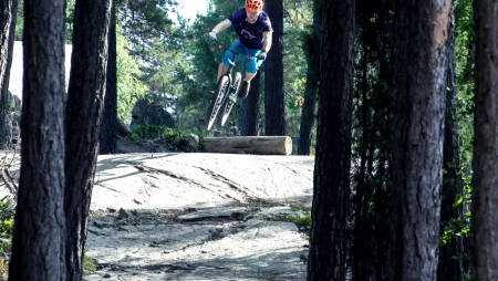 BUNNYHOPP: Det å kunne hoppe over stein og røtter som ligger på stien, kan være et hendig triks å ha i ermet. Erik Solbakken viser hvordan. Bilde: Christian Nerdrum