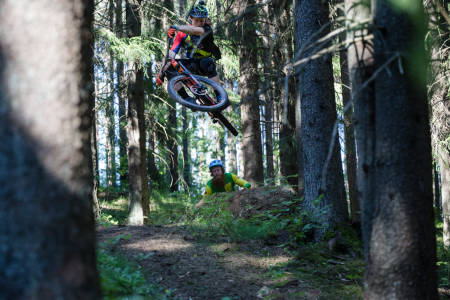 TØFF DAG PÅ JOBB: Brage Vestavik leder an i en ekstremt utfordrende løype på Mysen. Programleder Aslak Mørstad gjør sitt beste for å holde følge. Foto: Christian Nerdrum 