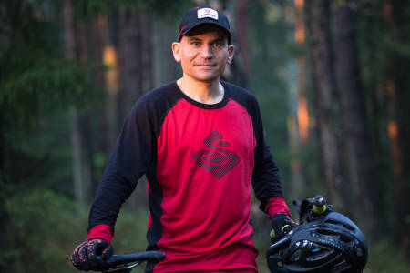 PSYKKELOG: Syklende psykolog Emil Carlson kan fortelle oss hvorfor vi blir redde og hvilken funksjon denne følelsen har. Foto: Christian Nerdrum