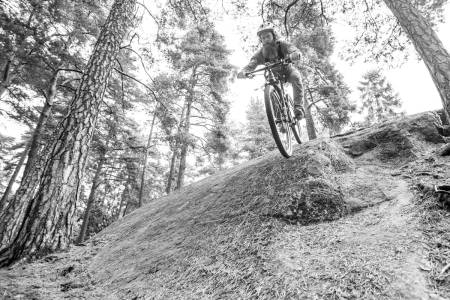 BREMS I TIDE: Hva om terrenget du møter ikke synes i det du ankommer? Skal du likevel slippe deg utfor? Foto: Christian Nerdrum