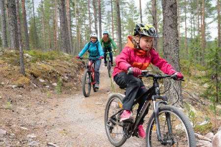 Sykkelterapeut Aslak Mørstad har vært i Trysil Bike Arena for å hjelpe mor og datter med sine nybegynnerproblemer på sykkelen i Gullia. Foto: Christian Nerdrum