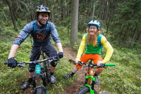 ANDREAS WIIG OG HAN I GAME OF THRONES: Ok, så kjente de hverandre litt fra før av. Snowboarder Andreas Ygre Wiig utfordrer Aslak Mørstad. Foto: Christian Nerdrum
