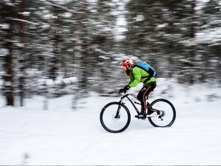 ET SPØRSMÅL OM INNSTILLING: Med nedsnødde vinterstier, lave temperaturer og glatt underlag kreves en og annen justering av sykkeloppsettet. Foto: Christian Nerdrum