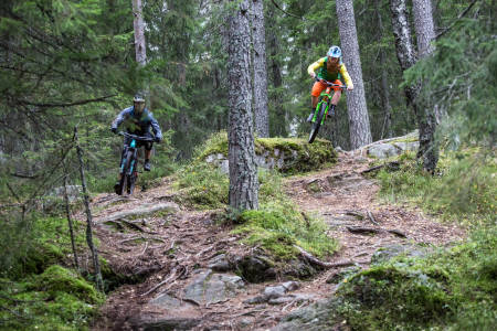 EN LEKSE I SYKKELTEKNIKK: Det er kanskje ikke noe overraskelse av Aslak Mørstad tar innersvingen på snowboarderen, men unna går det! Foto: Christian Nerdrum