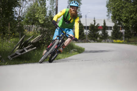 TA GREP: Alle kan vel svinge på en sykkel? Jo, ja. Det kan diskuteres. Her skal du i hvert fall få noen tips til hvordan du får bedre grep i skogen. Foto: Christian Nerdrum