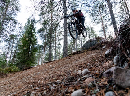 Brage Vestavik forklarer forskjellen på et hopp og et dropp med en overlegen demonstrasjon. Foto: Christian Nerdrum