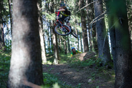 IKKE SMÅTTERI: Da spørs det bare: hvordan går det når stisyklist Aslak Mørstad for alvor setter utfor hele den elleville løypa til Brage Vestavik. Bilde: Christian Nerdrum