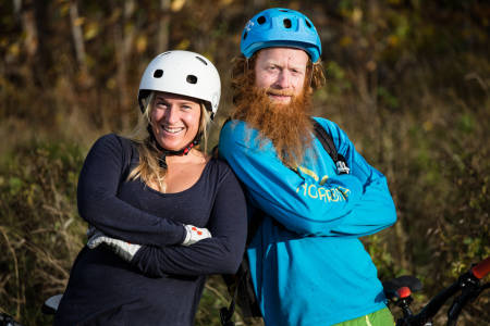 TRYGGE RAMMER: Det ble nytt å sette seg inn i for tidligere skiproff Hedda Berntsen da hun fikk nybegynnerkurs med terrengsyklist Aslak Mørstad. Foto: Christian Nerdrum