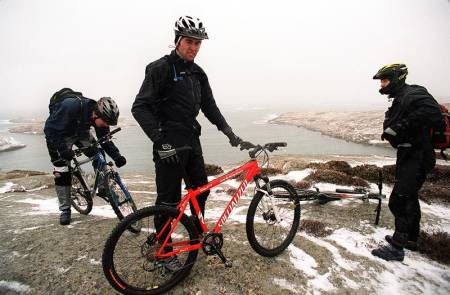 Best: Vi dro til Sverige for å teste hardtails, ble etterhvert overrasket av dustevær - men hadde ingen probemer med å finne ut hvem vi helst ville leke med: Specialized Rockhopper (bildet) er vårt førstevalg i terrenget, Hard Rocx Stone Machine SL er testvinner for konkurransebruk.