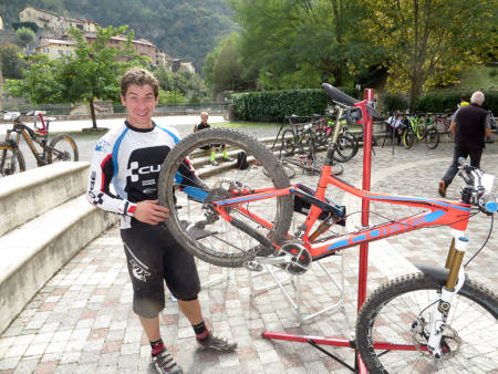 SELVGJORT: Nico Lau mekker på sykkelen sin selv. Sykkelen bærer også preg av en lang og tøff endurosesong. Han sykler på en Cube Stereo 650B med 160 mm vandring og karbonramme. Ingen fancy greier, bare ren funksjon hele veien.