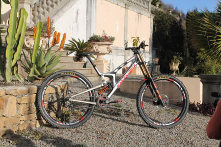 GO BIG, OR GO SLOW? Santa Cruz sender Syndicate-syklistene utfor i verdenscupåpningen i Lourdes på V10-sykler med 29er-hjul.